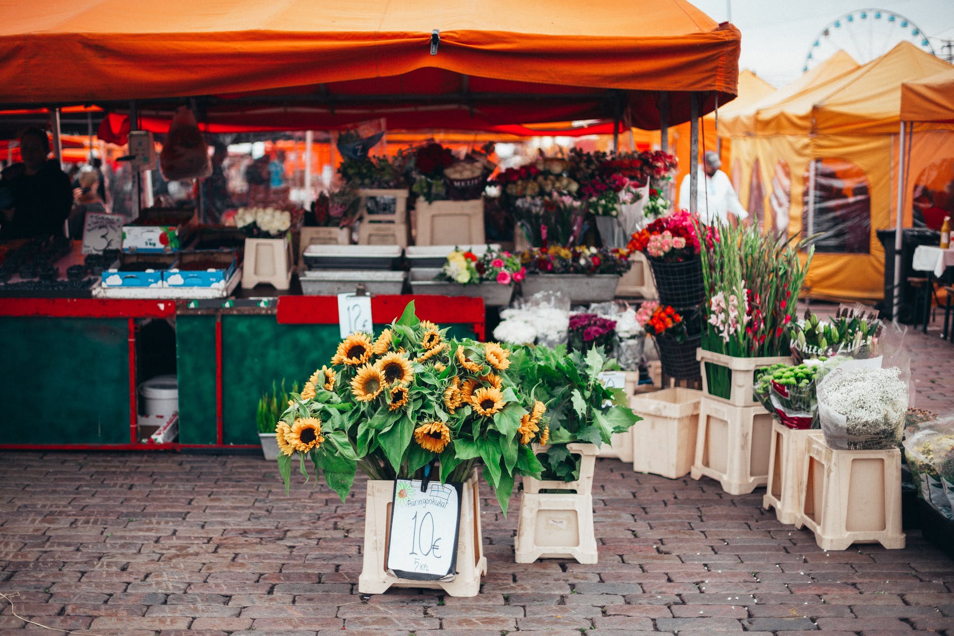 Going to the farmer's market on a Saturday morning can be a free or frugal way to entertain your family. 