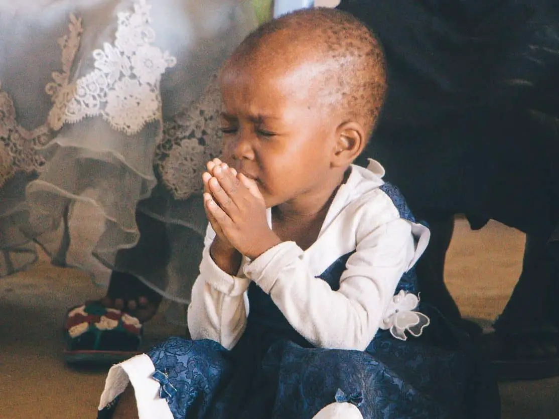 photo of child praying