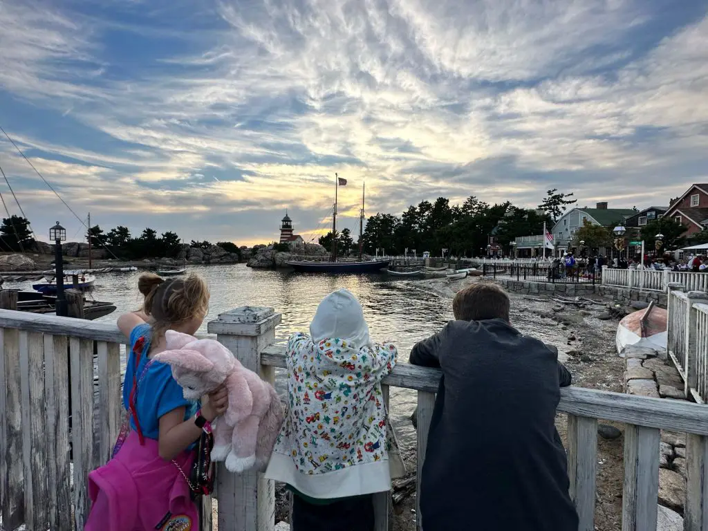 Children looking out onto American Waterfront in DisneySea